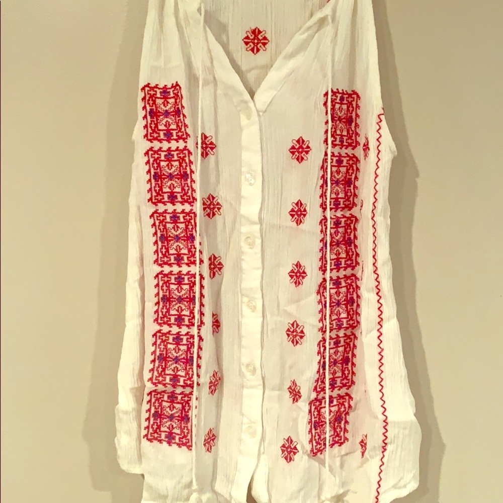 Lucy&Laurel White tank with red embroidery